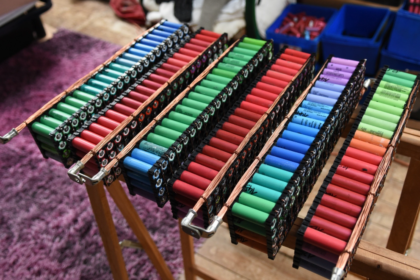 un bricoleur alimente sa maison grâce à plus de 1 000 batteries recyclées