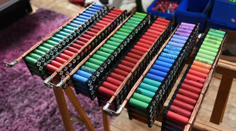 un bricoleur alimente sa maison grâce à plus de 1 000 batteries recyclées
