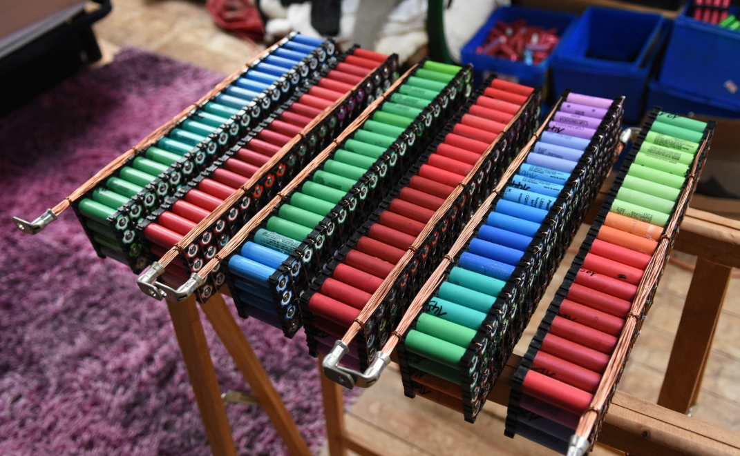 un bricoleur alimente sa maison grâce à plus de 1 000 batteries recyclées