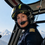 Première femme capitaine d’hélicoptère du Népal, Priya Adhikari a réalisé 100 missions de sauvetage en six jours