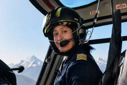 Première femme capitaine d’hélicoptère du Népal, Priya Adhikari a réalisé 100 missions de sauvetage en six jours