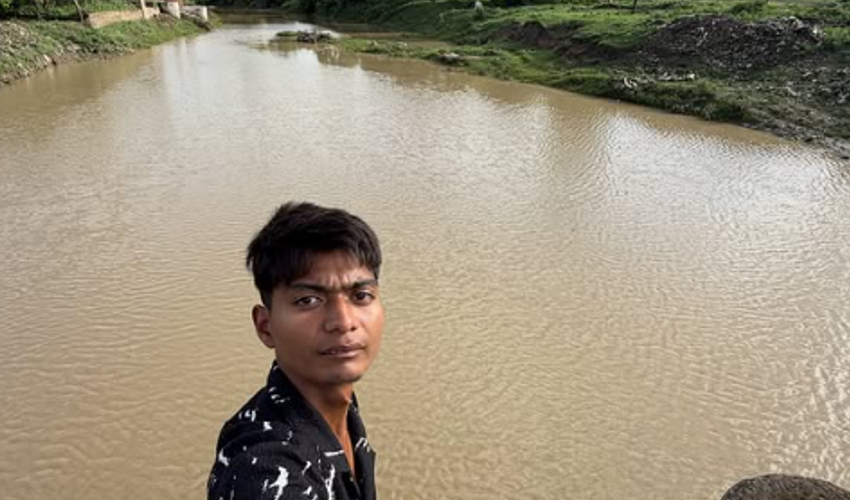 À 20 ans, Bittu Tabahi a nettoyé seul une rivière polluée en Inde.