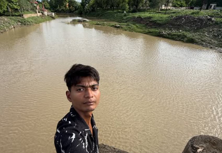 À 20 ans, Bittu Tabahi a nettoyé seul une rivière polluée en Inde.