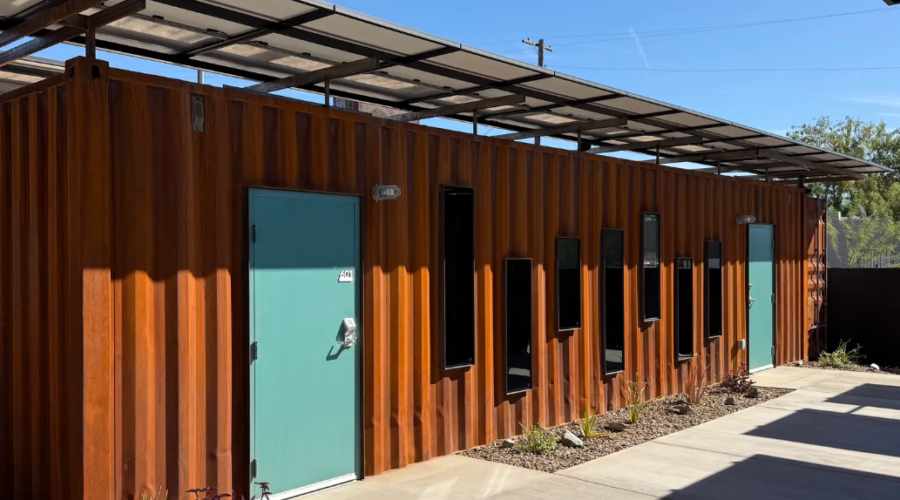 À Phoenix, Senior Bridge ouvre 40 logements autonomes en énergie pour les seniors en situation de précarité.
