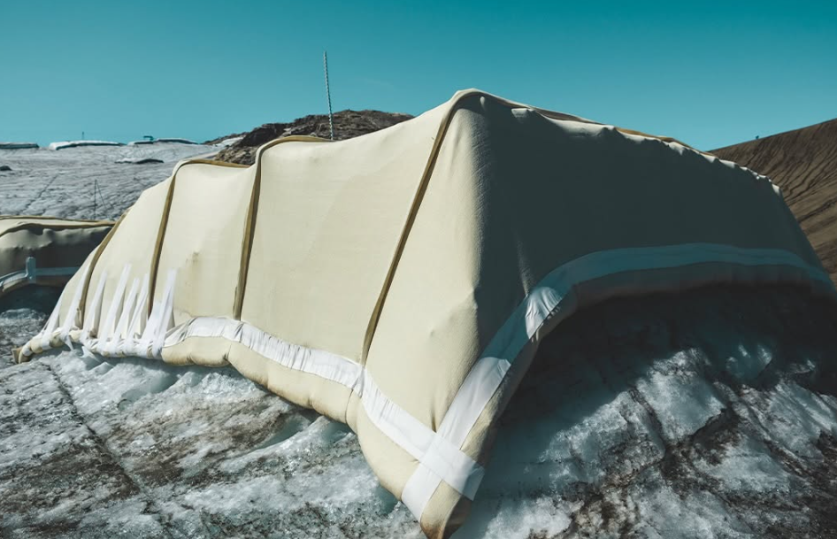 En Suisse, des chercheurs testent des couvertures en laine de mouton pour protéger les glaciers