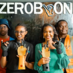 Au Kenya, ZeroBionic a créé une main robotisée qui traduit la voix des enseignants en langue des signes.