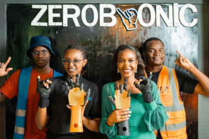 Au Kenya, ZeroBionic a créé une main robotisée qui traduit la voix des enseignants en langue des signes.