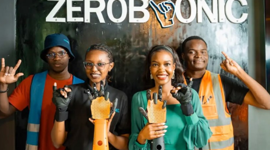 Au Kenya, ZeroBionic a créé une main robotisée qui traduit la voix des enseignants en langue des signes.