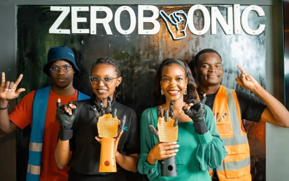 Au Kenya, ZeroBionic a créé une main robotisée qui traduit la voix des enseignants en langue des signes.