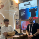 Cinelle est un t-shirt conçu pour réduire les frottements et les douleurs liées aux chambres implantables