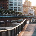Bristol devient la première ville du Royaume-Uni à interdire les publicités pour la fast fashion, les SUV et les vols