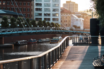 Bristol devient la première ville du Royaume-Uni à interdire les publicités pour la fast fashion, les SUV et les vols