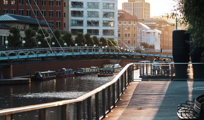 Bristol devient la première ville du Royaume-Uni à interdire les publicités pour la fast fashion, les SUV et les vols
