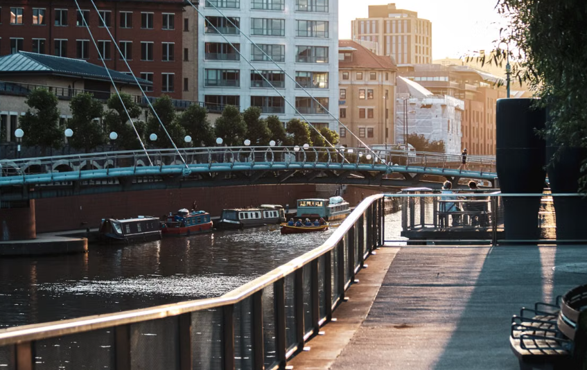 Bristol devient la première ville du Royaume-Uni à interdire les publicités pour la fast fashion, les SUV et les vols