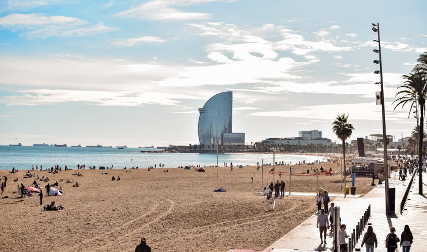Barcelone investit 150 millions d’euros pour transformer son littoral et faire face au changement climatique.