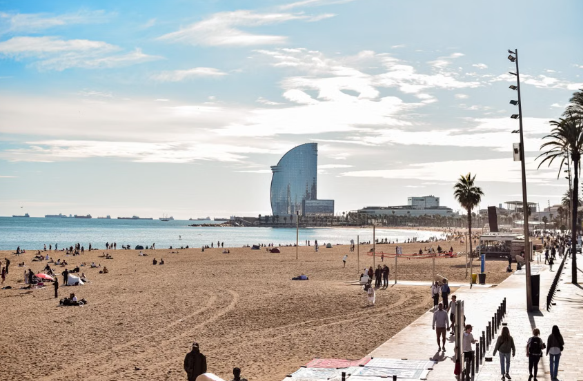 Barcelone investit 150 millions d’euros pour transformer son littoral et faire face au changement climatique.