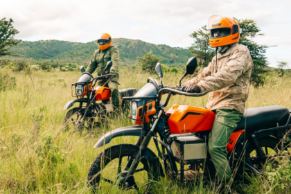 Au Kenya, des motos et véhicules électriques permettent aux rangers du Maasai Mara de patrouiller plus silencieusement