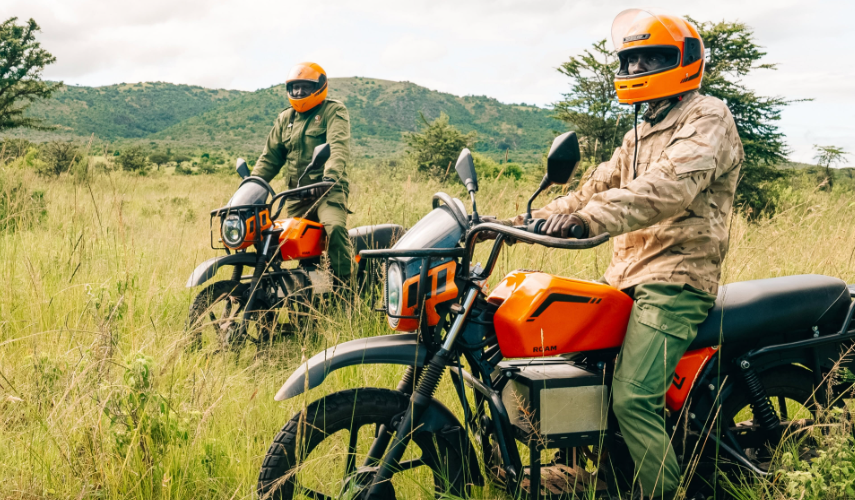 Au Kenya, des motos et véhicules électriques permettent aux rangers du Maasai Mara de patrouiller plus silencieusement
