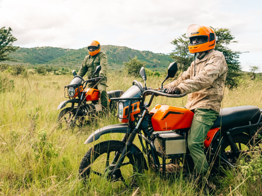 Au Kenya, des motos et véhicules électriques permettent aux rangers du Maasai Mara de patrouiller plus silencieusement