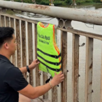 Au Vietnam, Pham Huu Quang a financé 200 gilets de sauvetage installés sur les ponts de sa région afin de prévenir les noyades