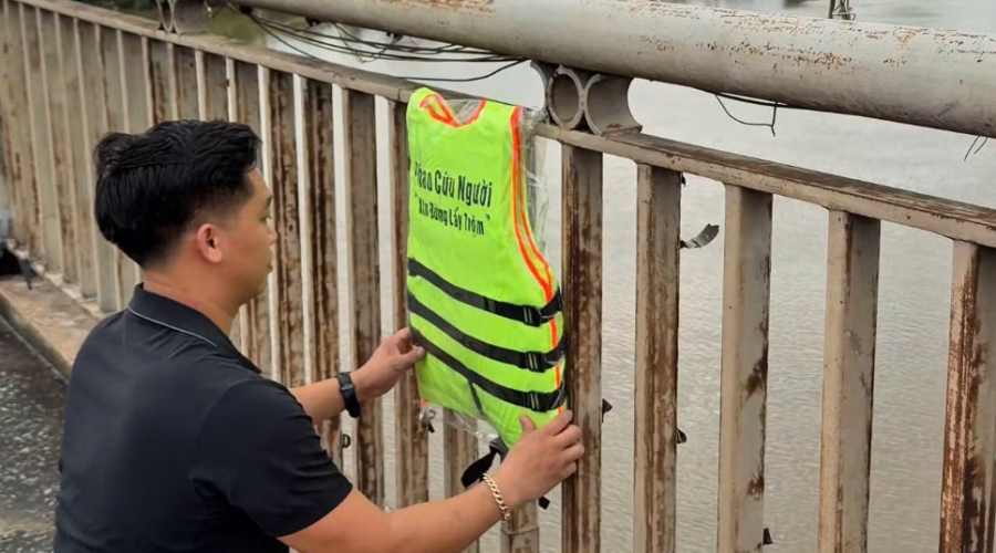 Au Vietnam, Pham Huu Quang a financé 200 gilets de sauvetage installés sur les ponts de sa région afin de prévenir les noyades