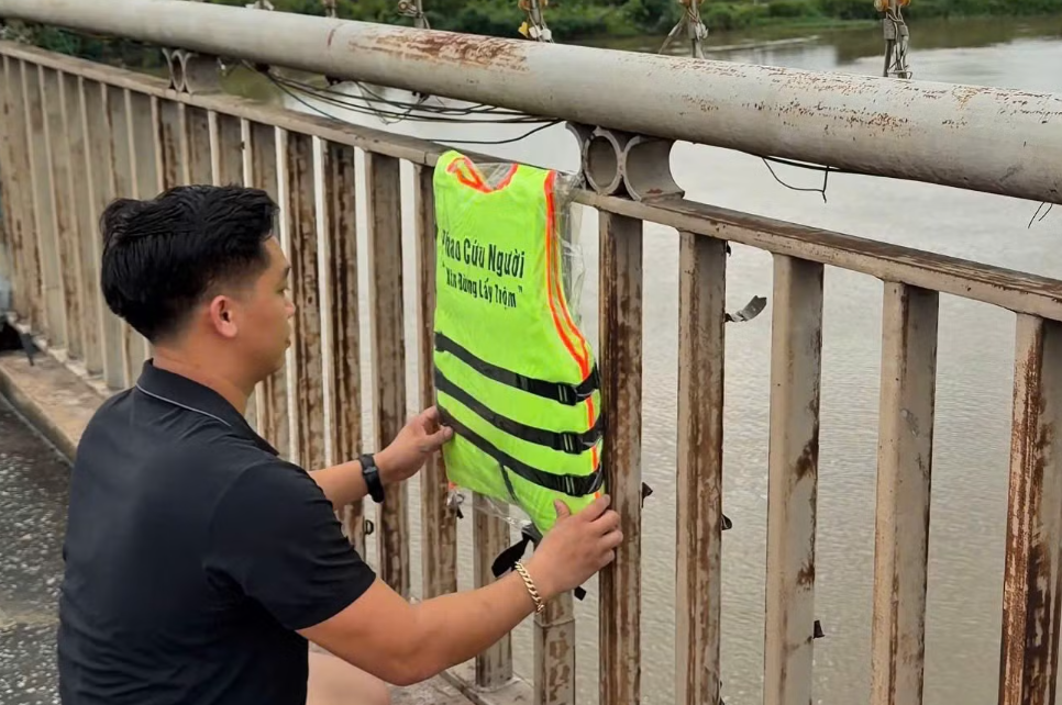Au Vietnam, Pham Huu Quang a financé 200 gilets de sauvetage installés sur les ponts de sa région afin de prévenir les noyades