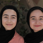 À Gaza, les sœurs Tala et Farah Mousa remportent le Earth Prize 2026 grâce à leur projet de briques recyclées