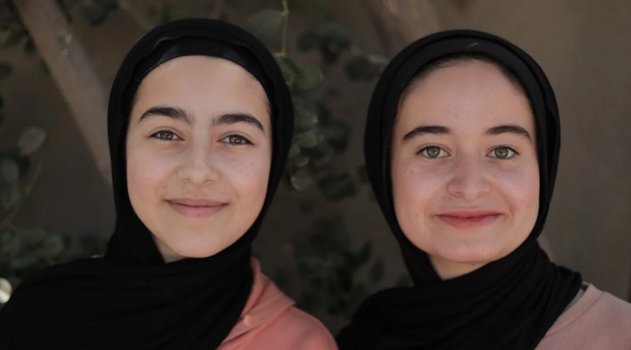 À Gaza, les sœurs Tala et Farah Mousa remportent le Earth Prize 2026 grâce à leur projet de briques recyclées