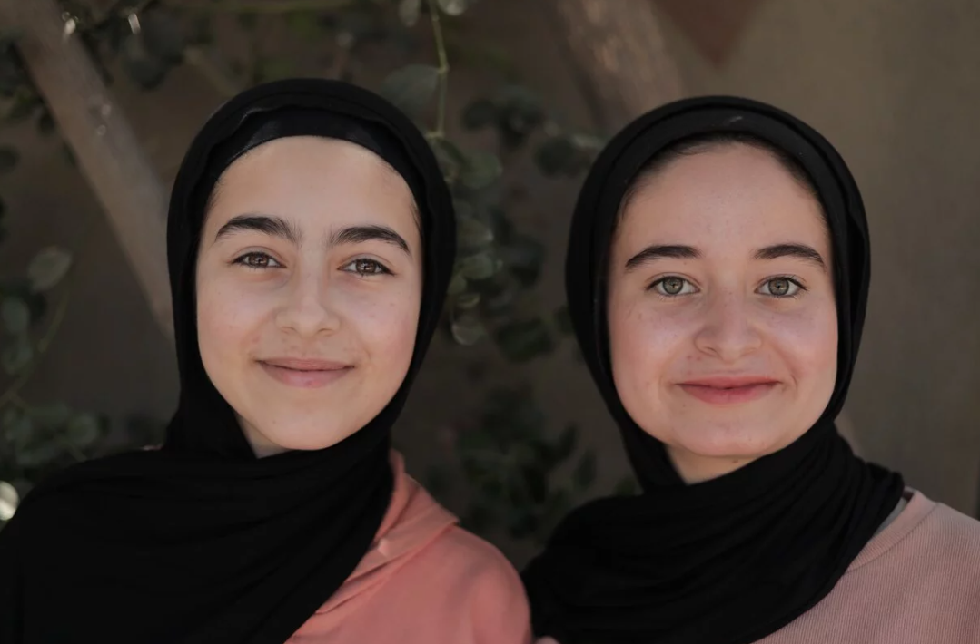 À Gaza, les sœurs Tala et Farah Mousa remportent le Earth Prize 2026 grâce à leur projet de briques recyclées