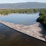 Un dispositif de The Ocean Cleanup bloque des centaines de tonnes de déchets