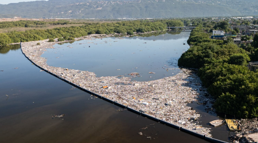 Un dispositif de The Ocean Cleanup bloque des centaines de tonnes de déchets