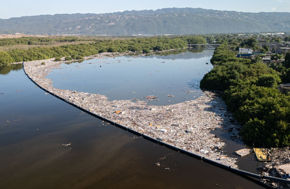 Un dispositif de The Ocean Cleanup bloque des centaines de tonnes de déchets