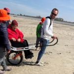 Grâce à deux fauteuils tout-terrain, la baie de Somme devient plus accessible aux personnes handicapées