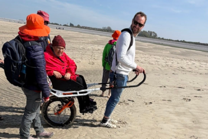 Grâce à deux fauteuils tout-terrain, la baie de Somme devient plus accessible aux personnes handicapées
