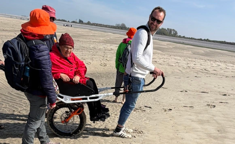 Grâce à deux fauteuils tout-terrain, la baie de Somme devient plus accessible aux personnes handicapées
