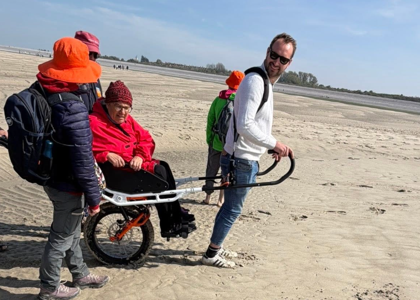 Grâce à deux fauteuils tout-terrain, la baie de Somme devient plus accessible aux personnes handicapées