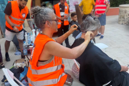 Coiffure du Cœur offre des coupes gratuites aux personnes sans-abri grâce à des coiffeurs bénévoles.