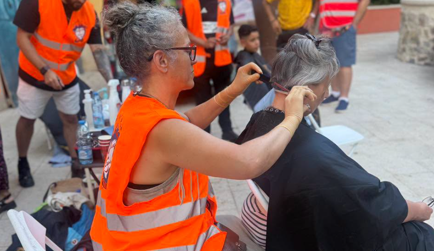 Coiffure du Cœur offre des coupes gratuites aux personnes sans-abri grâce à des coiffeurs bénévoles.