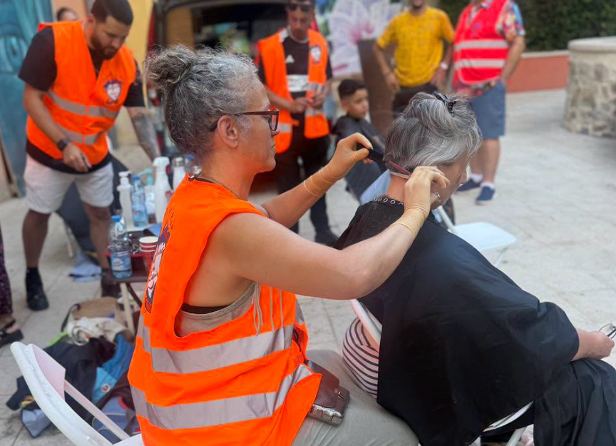 Coiffure du Cœur offre des coupes gratuites aux personnes sans-abri grâce à des coiffeurs bénévoles.