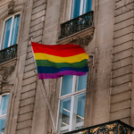 La Hongrie supprime des dispositions anti-LGBT+ de sa loi de 2021 sur la protection de l'enfance.