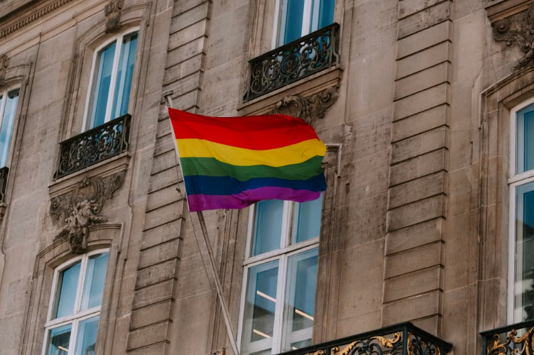 La Hongrie supprime des dispositions anti-LGBT+ de sa loi de 2021 sur la protection de l'enfance.