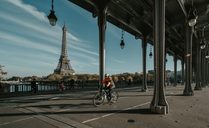 Paris prévoit 140 km de nouvelles pistes cyclables et 420 carrefours sécurisés d’ici 2032