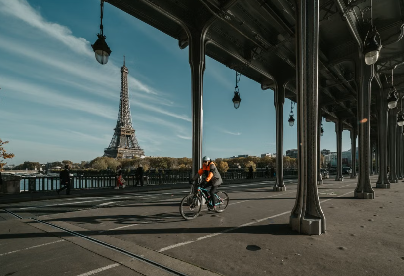 Paris prévoit 140 km de nouvelles pistes cyclables et 420 carrefours sécurisés d’ici 2032