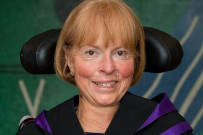 Au Royaume-Uni, Jane Campbell utilise une voix recréée par l’intelligence artificielle pour prononcer un discours historique