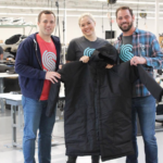 Elle crée un manteau transformable en sac de couchage pour aider les personnes sans-abri à retrouver un emploi