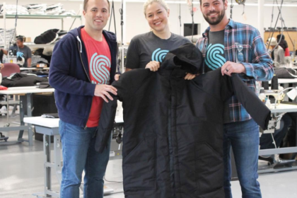 Elle crée un manteau transformable en sac de couchage pour aider les personnes sans-abri à retrouver un emploi