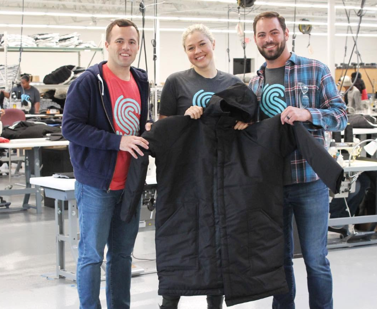 Elle crée un manteau transformable en sac de couchage pour aider les personnes sans-abri à retrouver un emploi