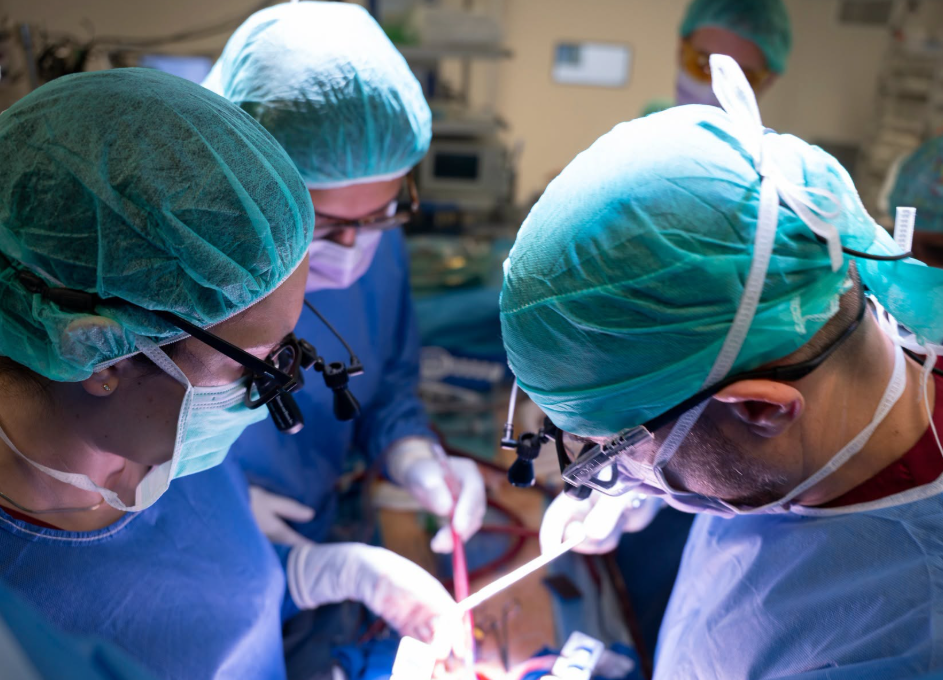 En Espagne, l’hôpital Bellvitge réalise une première européenne : une greffe de rein robotisée par une seule incision de 7 cm