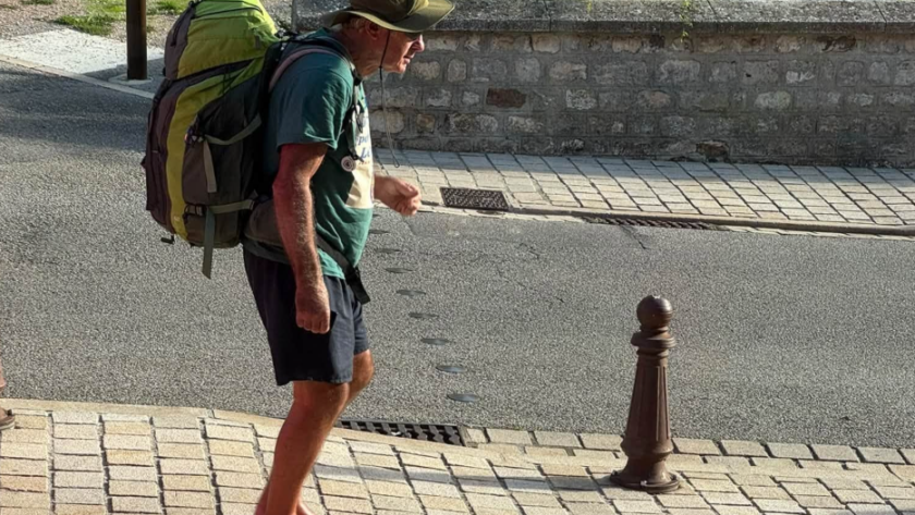 Pieds nus, Jean-Yves Quéméneur parcourt plus de 500 km de Morlaix à Paris pour défendre le vivant