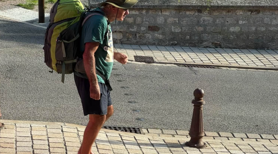 Pieds nus, Jean-Yves Quéméneur parcourt plus de 500 km de Morlaix à Paris pour défendre le vivant